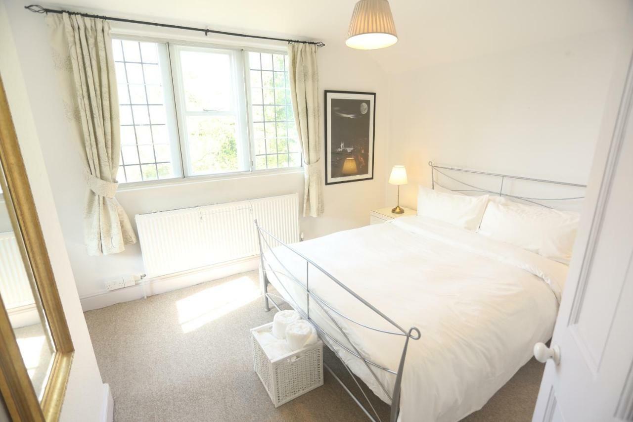 Entire Victorian Lodge In A Privately Gated Estate With Secure Parking For Two Cars And A Newly Refurbished Bathroom Zewnętrze zdjęcie